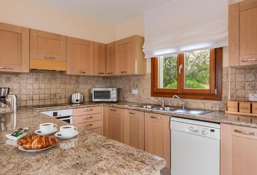 Вилла 3 Спальни с Бассейном, Aphrodite Hills Rentals   Junior Villas