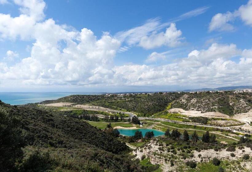 Вилла 3 Спальни с Бассейном, Aphrodite Hills Rentals   Junior Villas