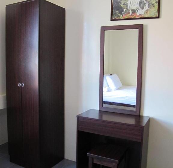 Quarto Familiar, Broadway Budget