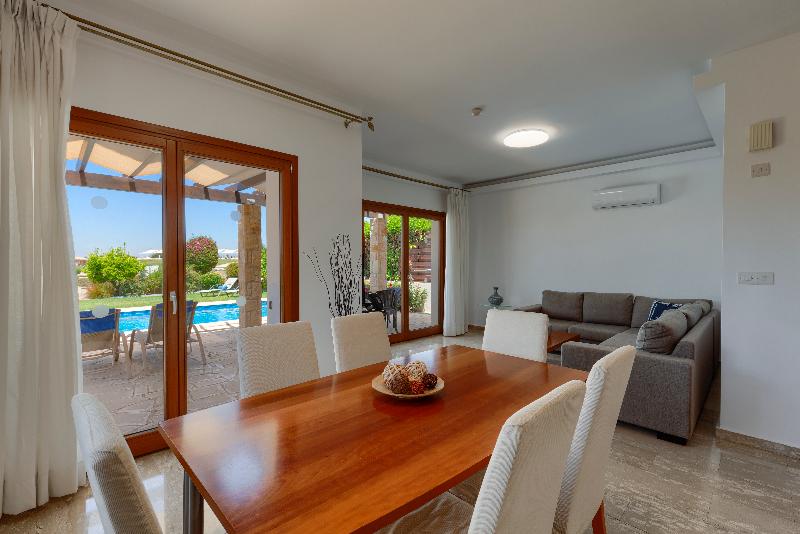 Вилла 3 Спальни с Бассейном, Aphrodite Hills Rentals   Junior Villas