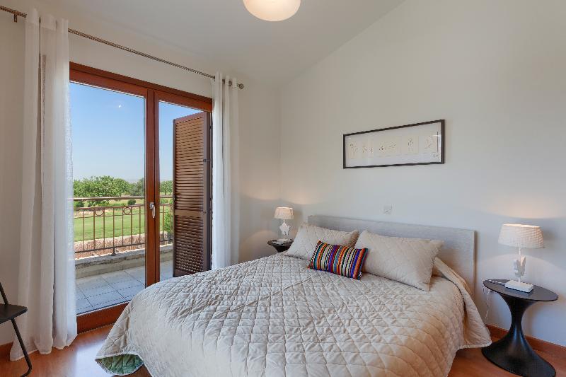Вилла 3 Спальни с Бассейном, Aphrodite Hills Rentals   Junior Villas