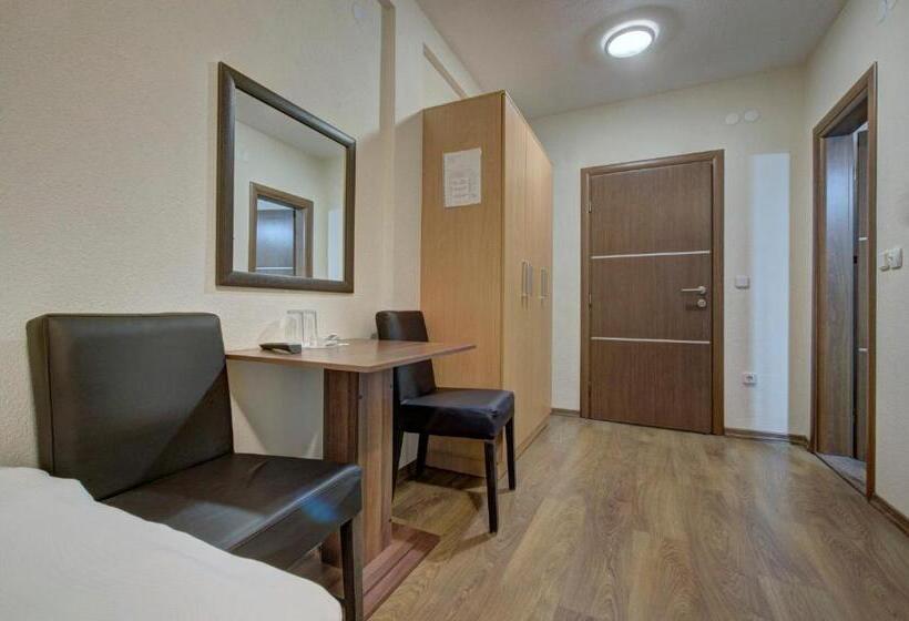 اتاق استاندارد سه نفره, Tihe Noci Motel