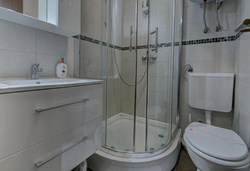 اتاق استاندارد سه نفره, Tihe Noci Motel
