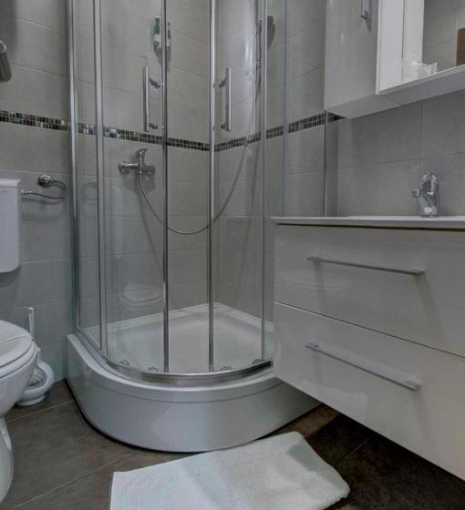 اتاق خانوادگی با سرویس بهداشتی مشترک, Tihe Noci Motel