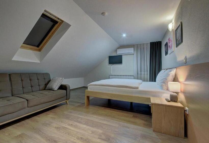 استودیوی استاندارد, Tihe Noci Motel