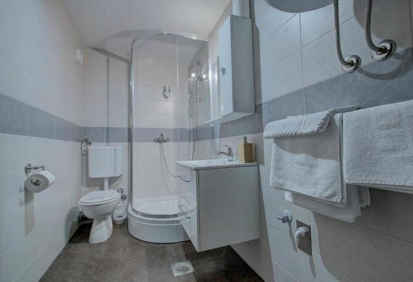 استودیوی استاندارد, Tihe Noci Motel