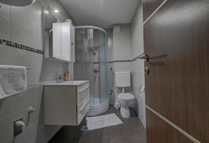 استودیوی استاندارد, Tihe Noci Motel