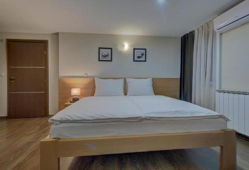استودیوی استاندارد, Tihe Noci Motel