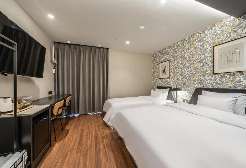 Номер Стандарт, Brown Dot Hotel Sajik Baseball Stadium