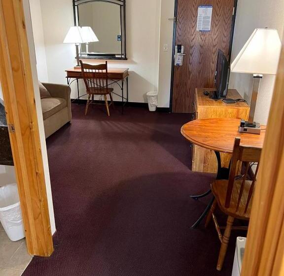 带大床的复式套间, Fairbridge Inn & Suites Williston