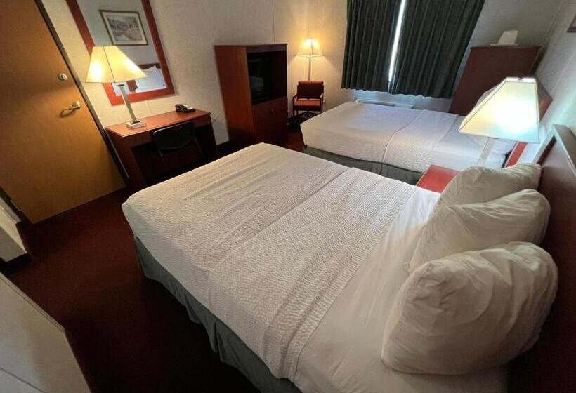 带2个双人床的标准工作室, Fairbridge Inn & Suites Williston