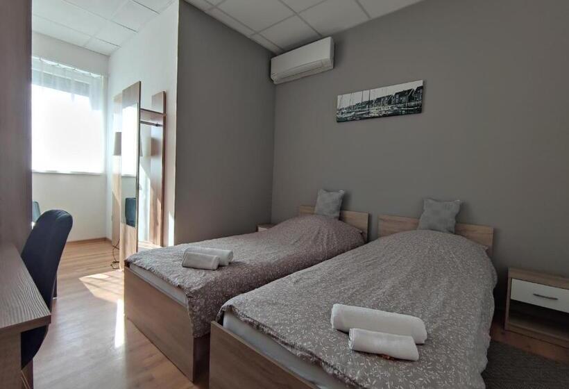 标准三人间, Szilas Park Motel