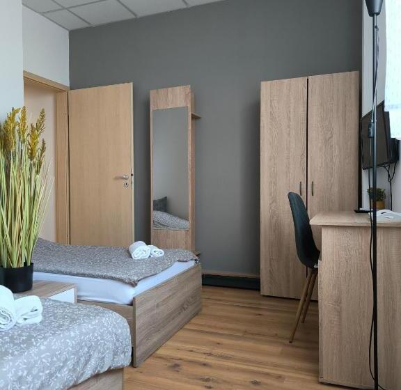 家庭间, Szilas Park Motel