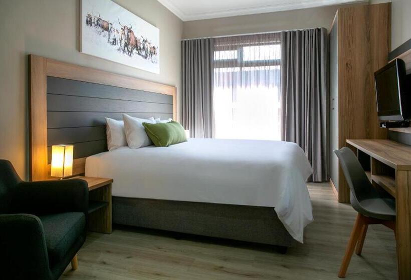 스탠다드 스튜디오, At Hatfield Apartments