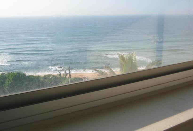 اتاق خانوادگی, La Mercy Beach