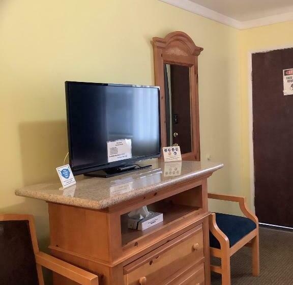 带2个双人床的标准工作室, Independence Courthouse Motel