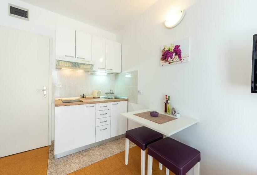 استودیو ساده, Cina Apartments