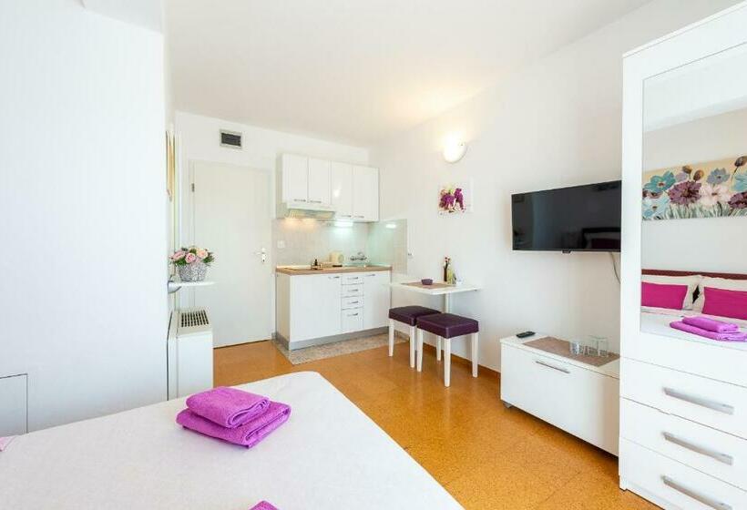 استودیو ساده, Cina Apartments