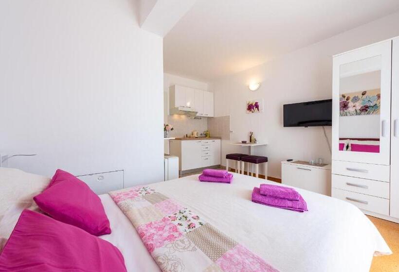 استودیو ساده, Cina Apartments