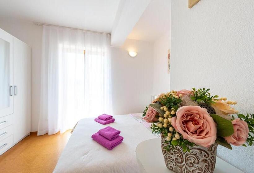 استودیو ساده, Cina Apartments