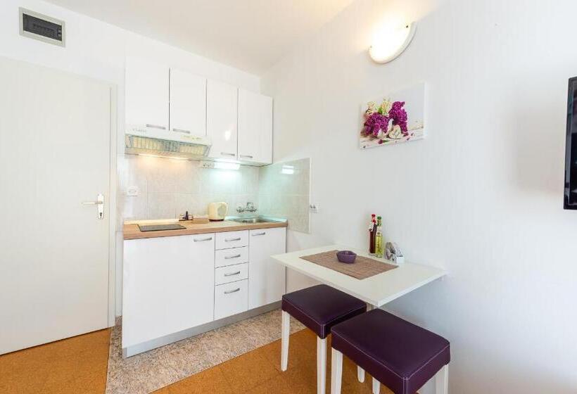 استودیو ساده, Cina Apartments