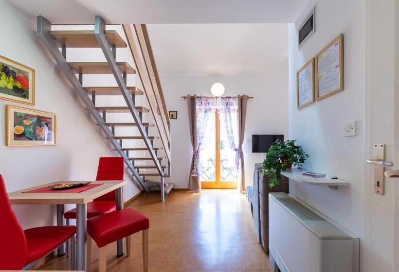 استودیو استاندارد با چشم‌انداز دریا و بالکن, Cina Apartments