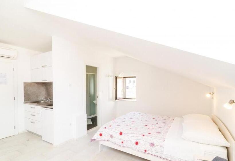 استودیوی استاندارد با چشم‌انداز دریا, Cina Apartments