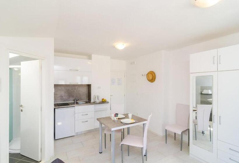Comfort studio with sea view, Cina Apartments