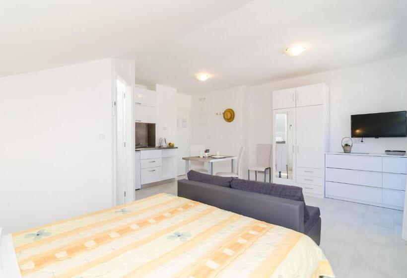 Comfort studio with sea view, Cina Apartments