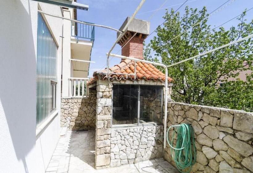 استودیو استاندارد با چشم‌انداز باغ, Cina Apartments