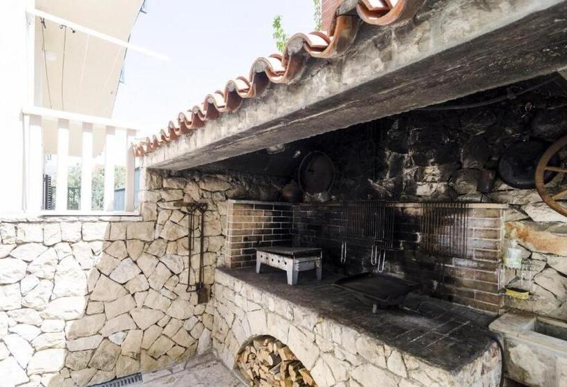 اتاق با خدمات پایه با منظره ی مشرف به دریا [قابل مشاهده ازبالکن], Cina Apartments