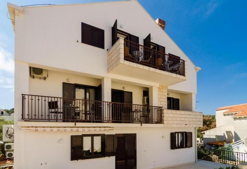 اتاق با خدمات پایه با منظره ی مشرف به دریا [قابل مشاهده ازبالکن], Cina Apartments