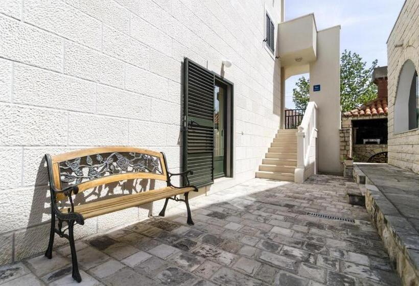 اتاق استاندارد با چشم‌انداز باغ, Cina Apartments