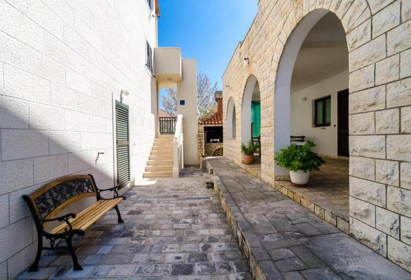 اتاق عادی, Cina Apartments