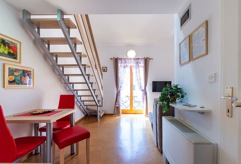 استودیو استاندارد با چشم‌انداز دریا و بالکن, Cina Apartments