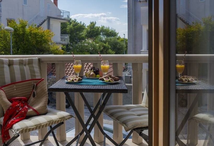 آپارتمان 1 خوابه با بالکن و چشم‌انداز دریا, Cina Apartments