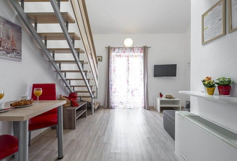 استودیو استاندارد با چشم‌انداز دریا و بالکن, Cina Apartments
