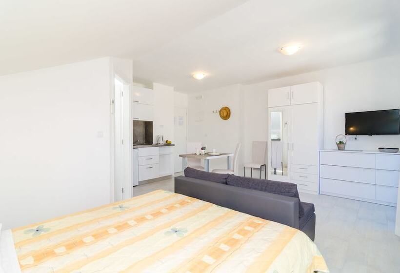 Comfort studio with sea view, Cina Apartments