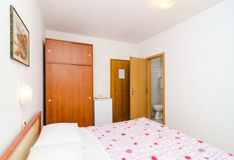 اتاق استاندارد با بالکن و چشم‌انداز دریا, Cina Apartments