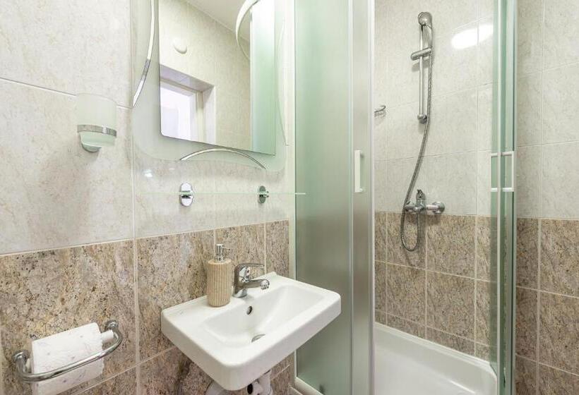 استودیو ساده, Cina Apartments