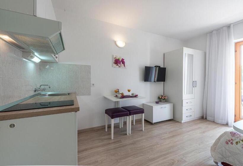 استودیو ساده, Cina Apartments
