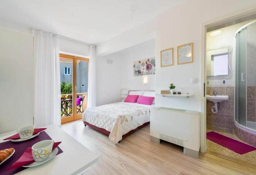 استودیو ساده, Cina Apartments