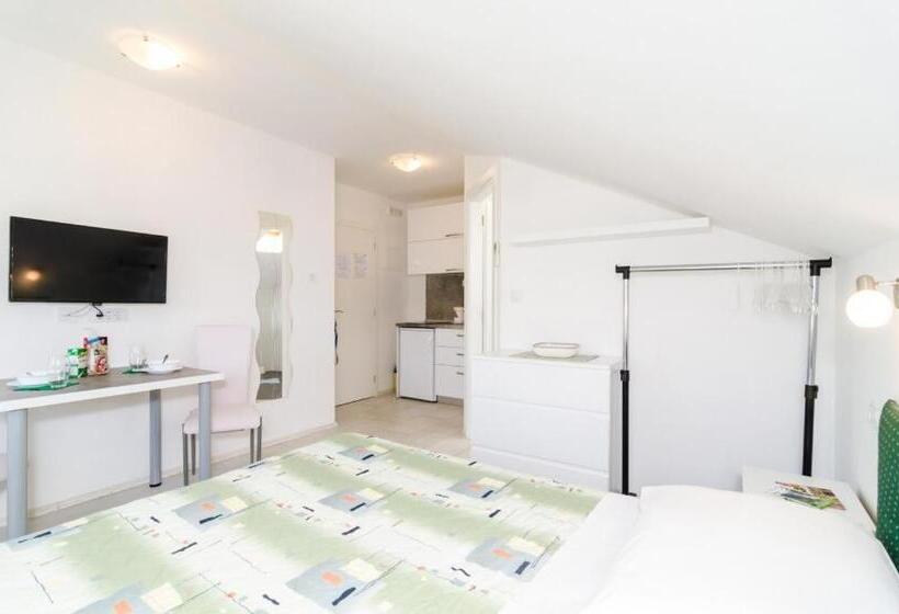استودیو استاندارد با چشم‌انداز باغ, Cina Apartments