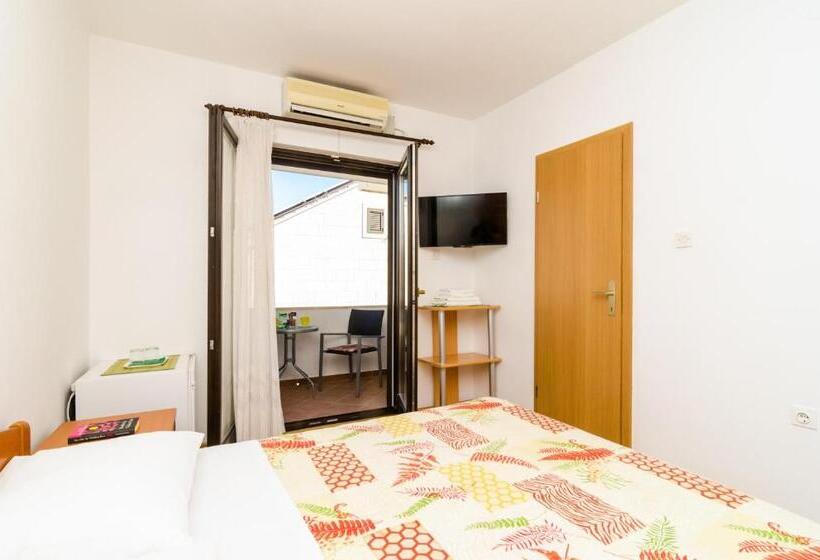 اتاق استاندارد با بالکن و چشم‌انداز دریا, Cina Apartments