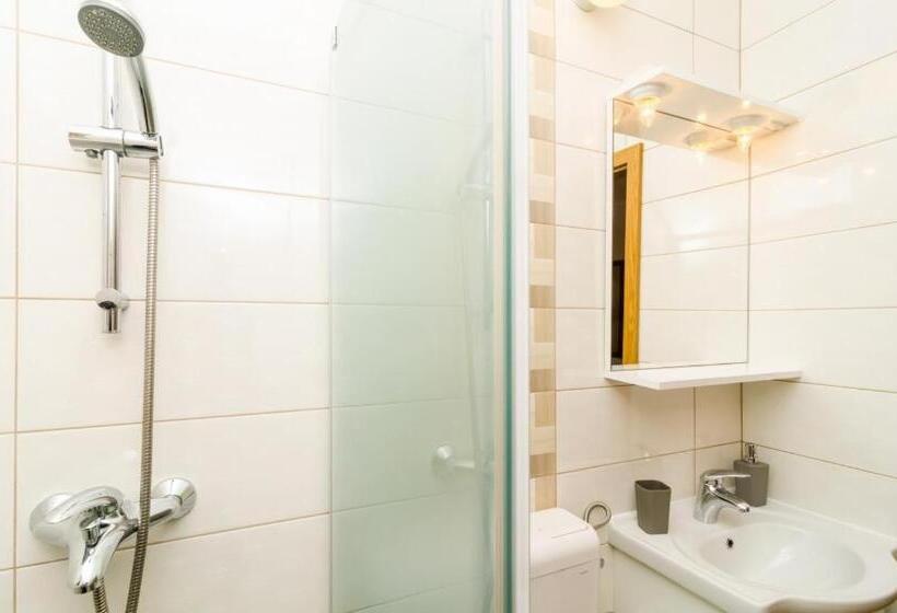 اتاق با خدمات پایه با منظره ی مشرف به دریا [قابل مشاهده ازبالکن], Cina Apartments