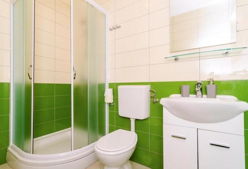 اتاق استاندارد با چشم‌انداز باغ, Cina Apartments