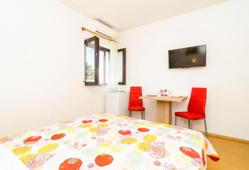 اتاق استاندارد با چشم‌انداز باغ, Cina Apartments
