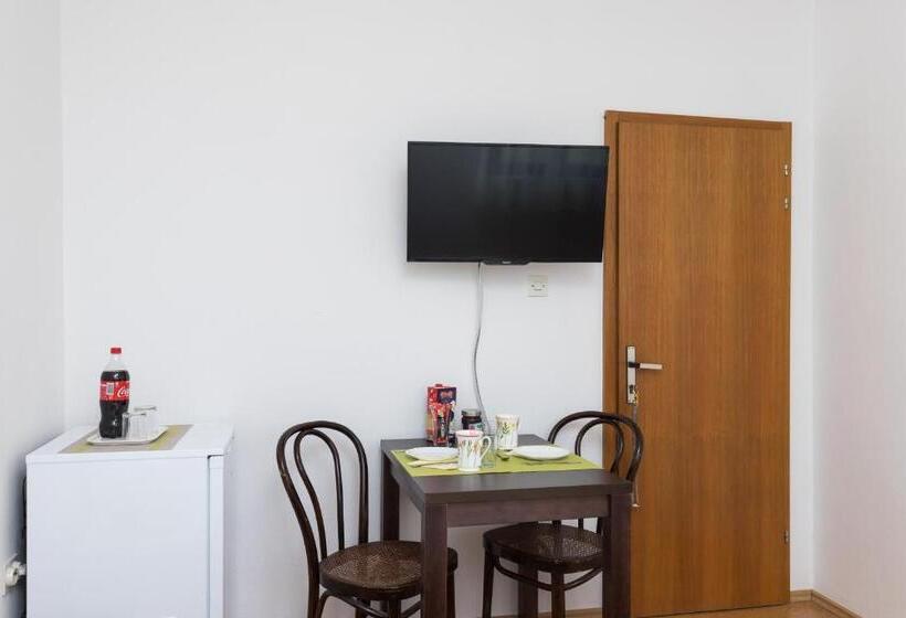 اتاق عادی, Cina Apartments