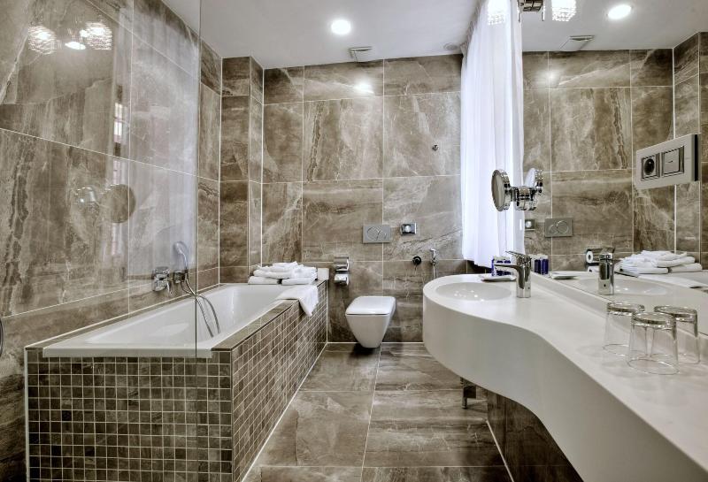 Deluxe Suite, Grand