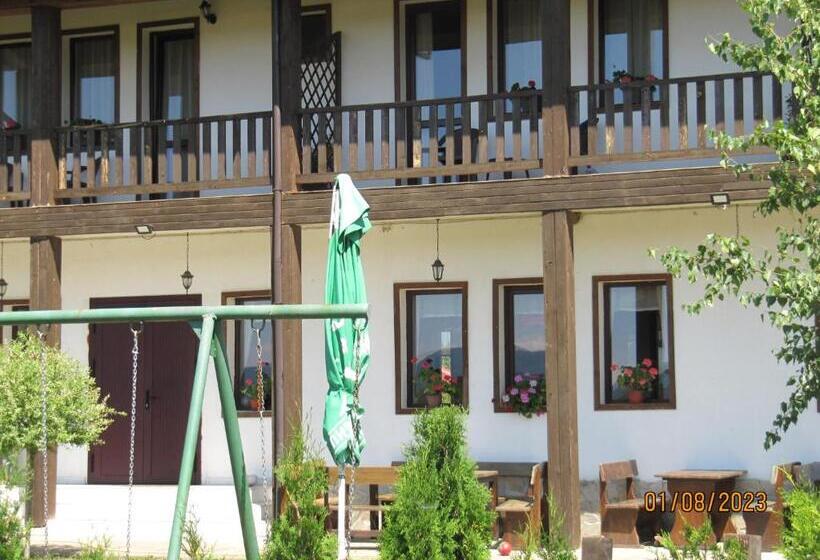 Трехместный Номер Стандарт с Балконом, Guest House Belchin View